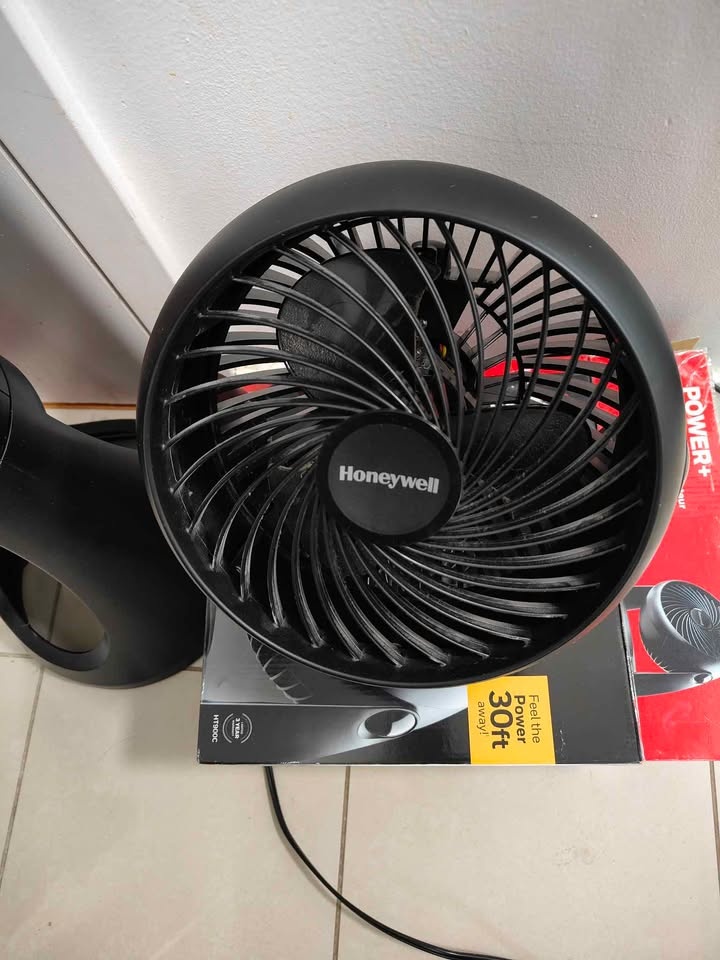 Moving Sale - Honeywell Fans – QuietSet 5 & Turbo Fan - photo 3