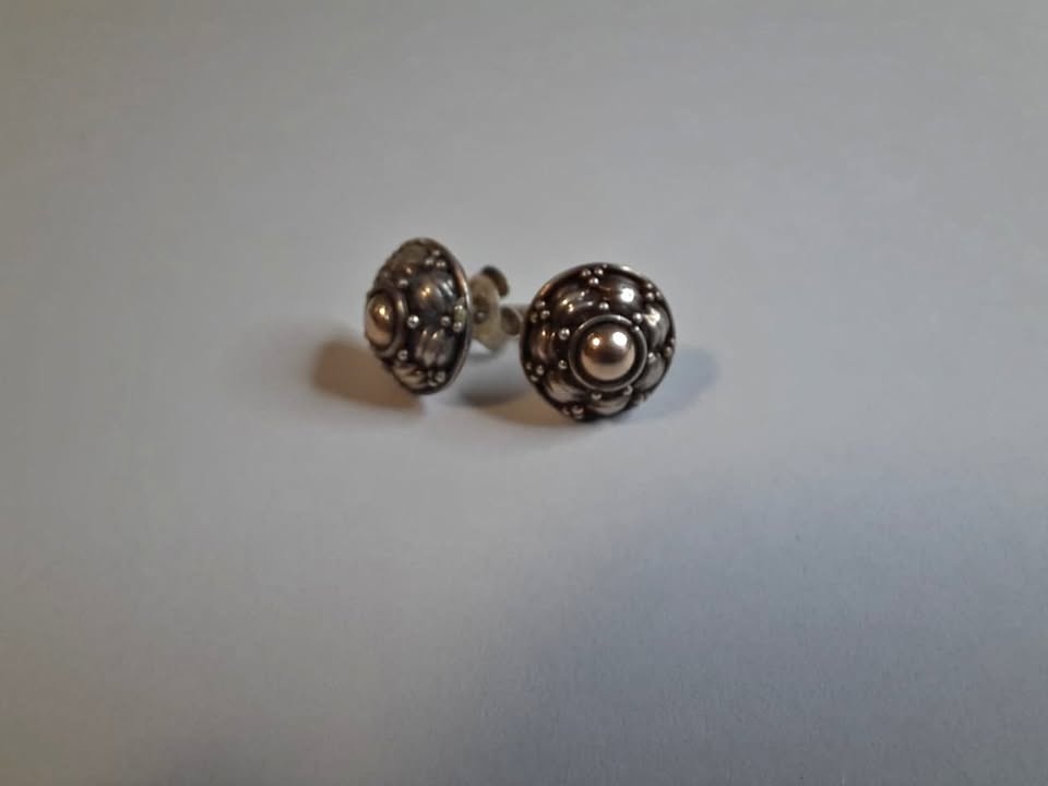 Stud 925 Silver earrings with golden detail