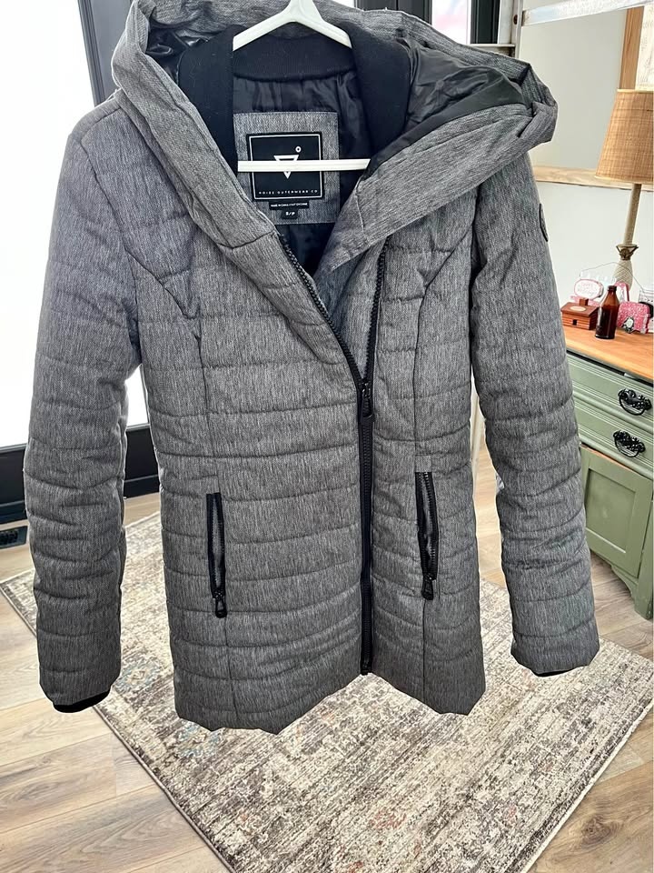 Ladies Winter Jacket Size Small Angled zipper Excellent conditio