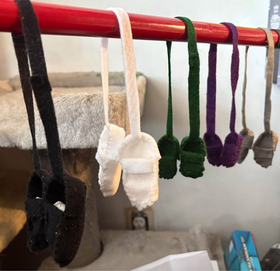 Felt moccasins to hang in your car mirror - photo 2