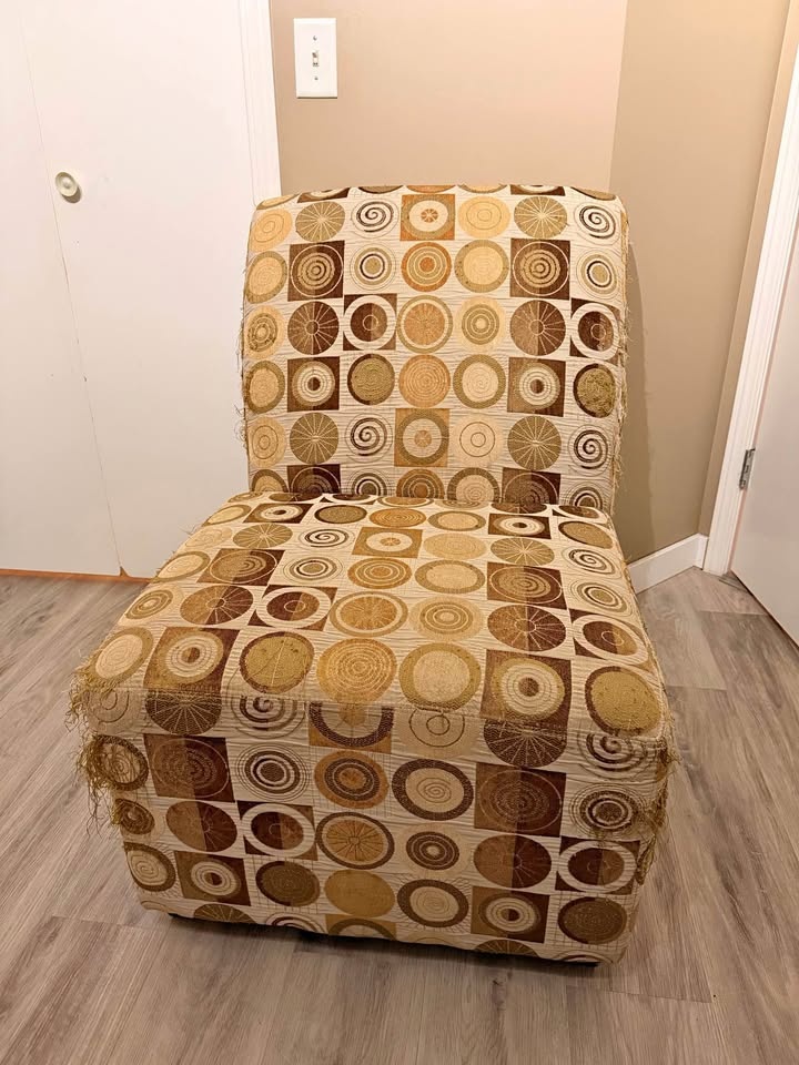 Armless chair