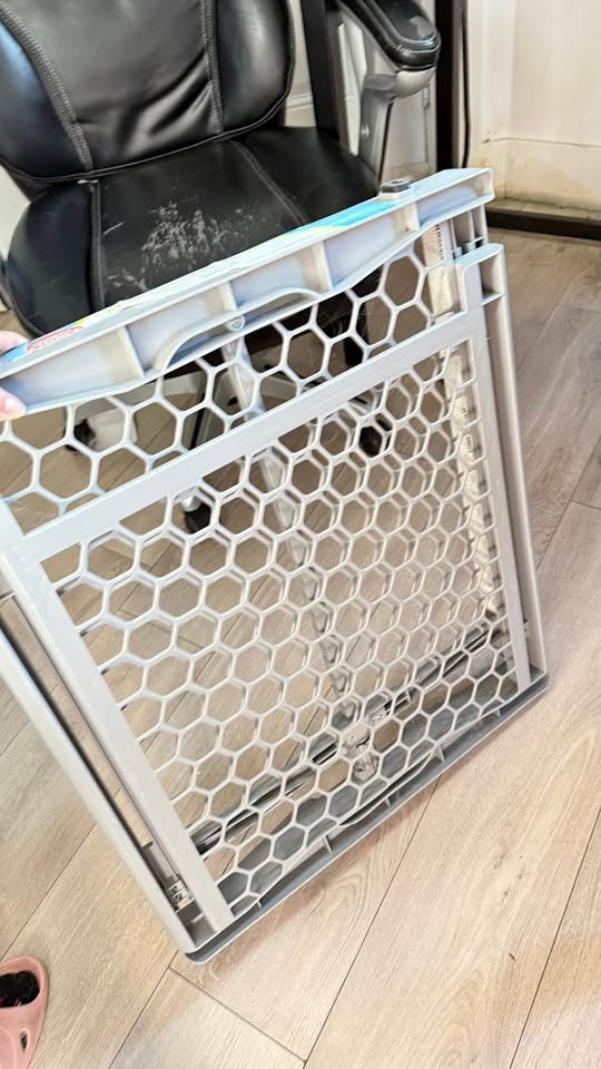 Expandable pet gate