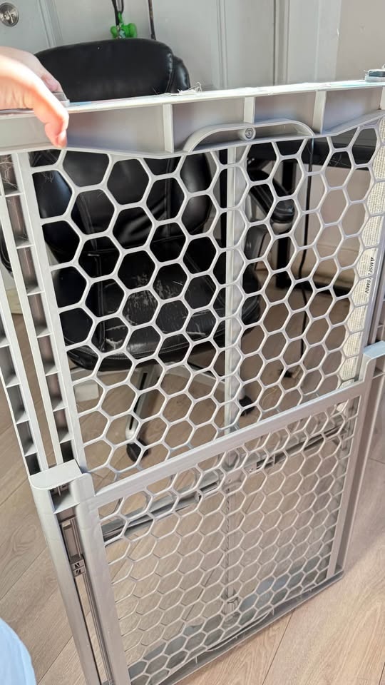 Expandable pet gate - photo 2