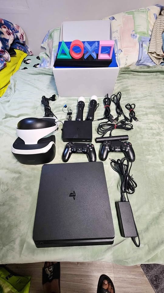 Ps4 with 2 controllers, Vr, motion controllers, camera and 12 ga