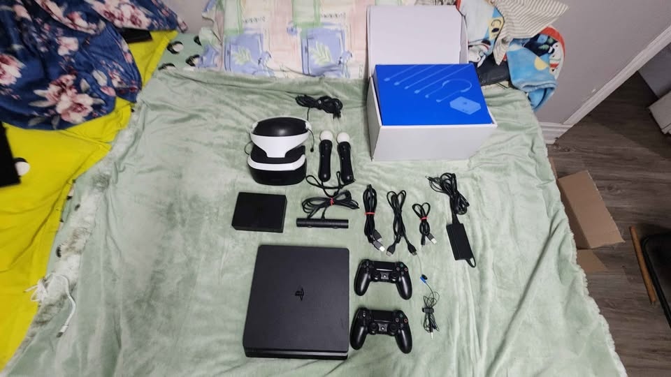Ps4 with 2 controllers, Vr, motion controllers, camera and 12 ga - photo 2