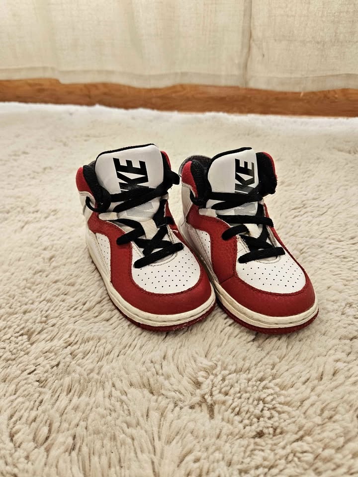 Nike Toddler Shoes Size 6C – Excellent like-new condition