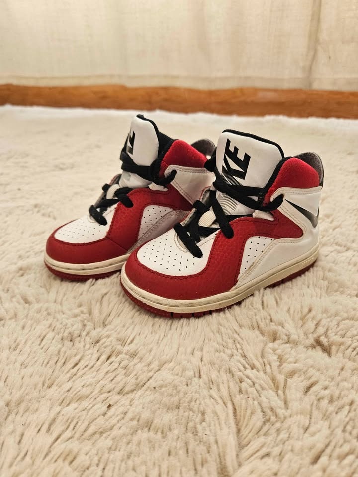 Nike Toddler Shoes Size 6C – Excellent like-new condition - photo 2
