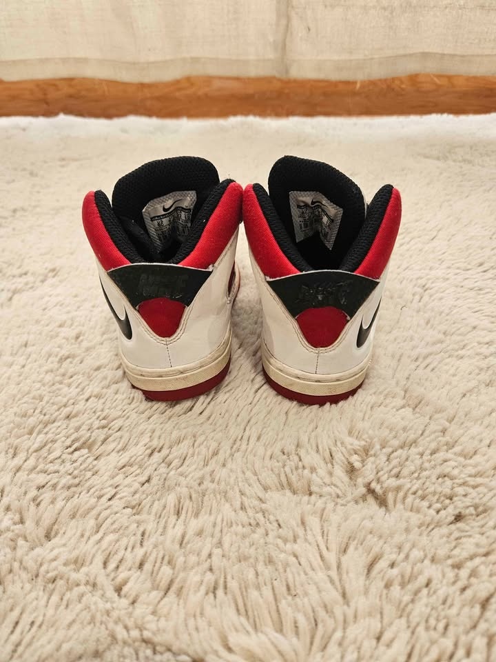 Nike Toddler Shoes Size 6C – Excellent like-new condition - photo 3