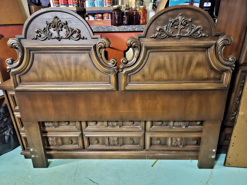 Wood bedroom set - Queen