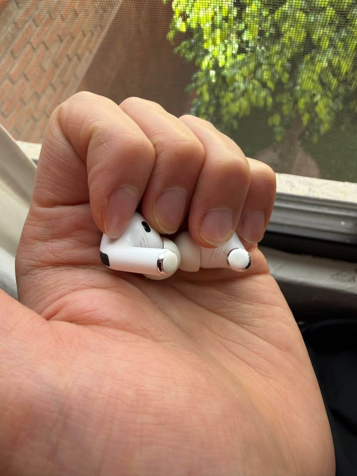 Apple AirPods Pro (1st Gen) - photo 3