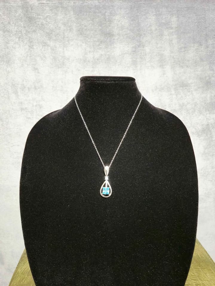 Nice Gemmed Necklace $30 - photo 3