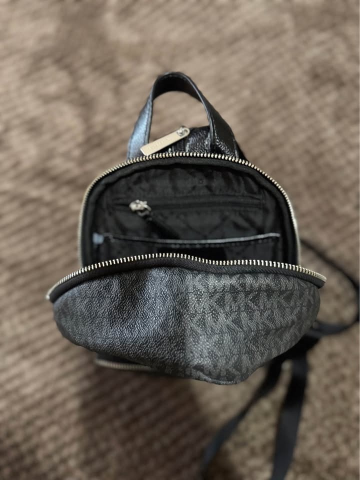 Michael Kors Jaycee XS Convertible Backpack Purse - photo 4