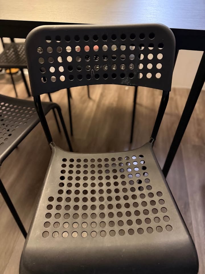 Dining Table + 4 Chairs – Great Condition! - photo 2