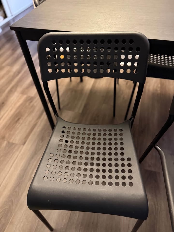 Dining Table + 4 Chairs – Great Condition! - photo 3