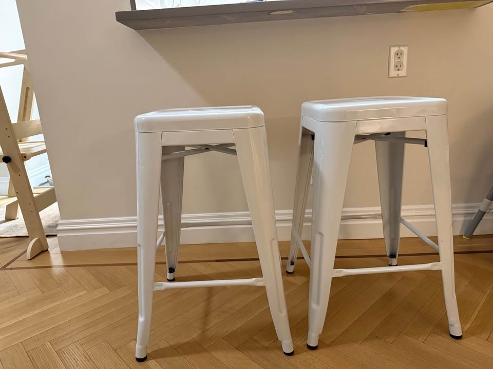 Set of 2 white 24inch counter stools - photo 2