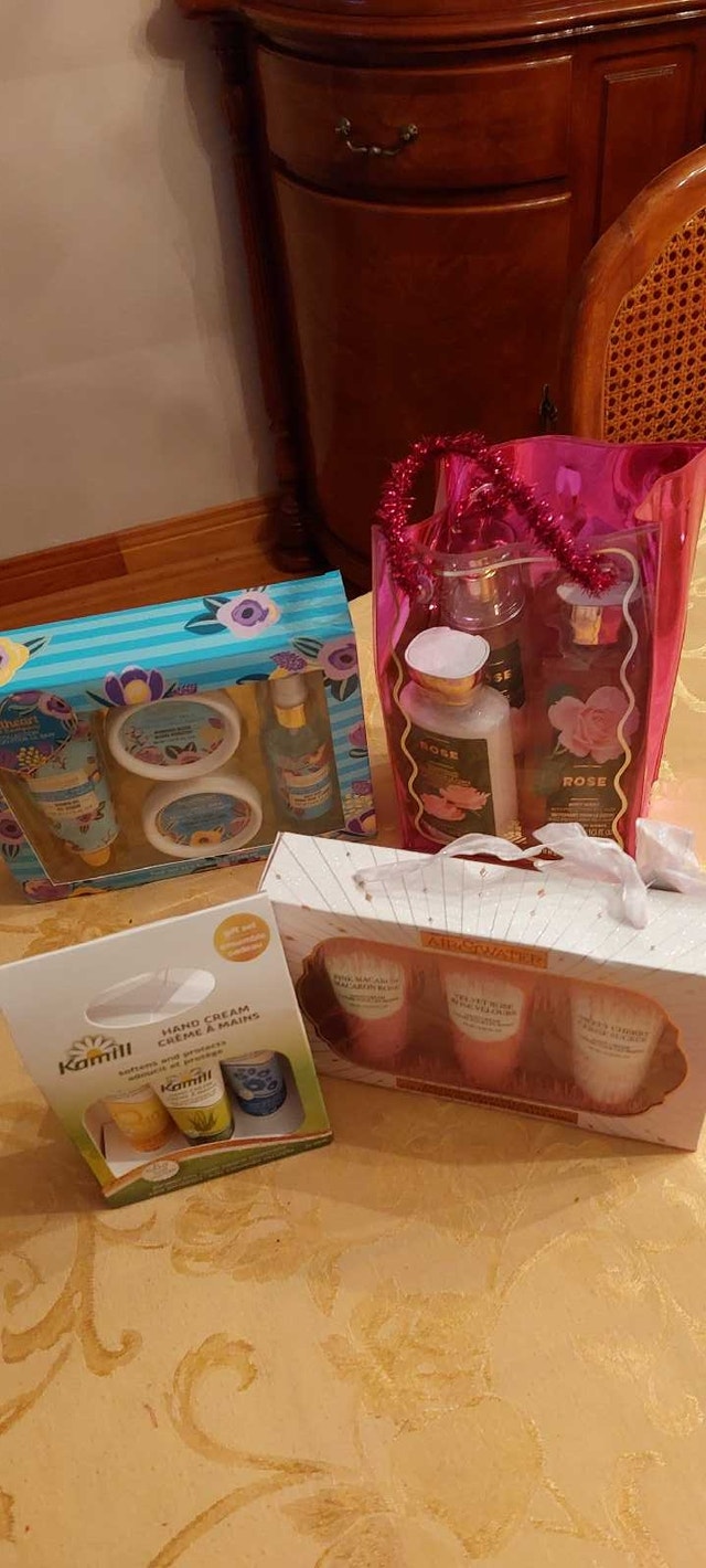 GIFT SETS Bath Lotions, Washes, Creams, Make-up Brushes