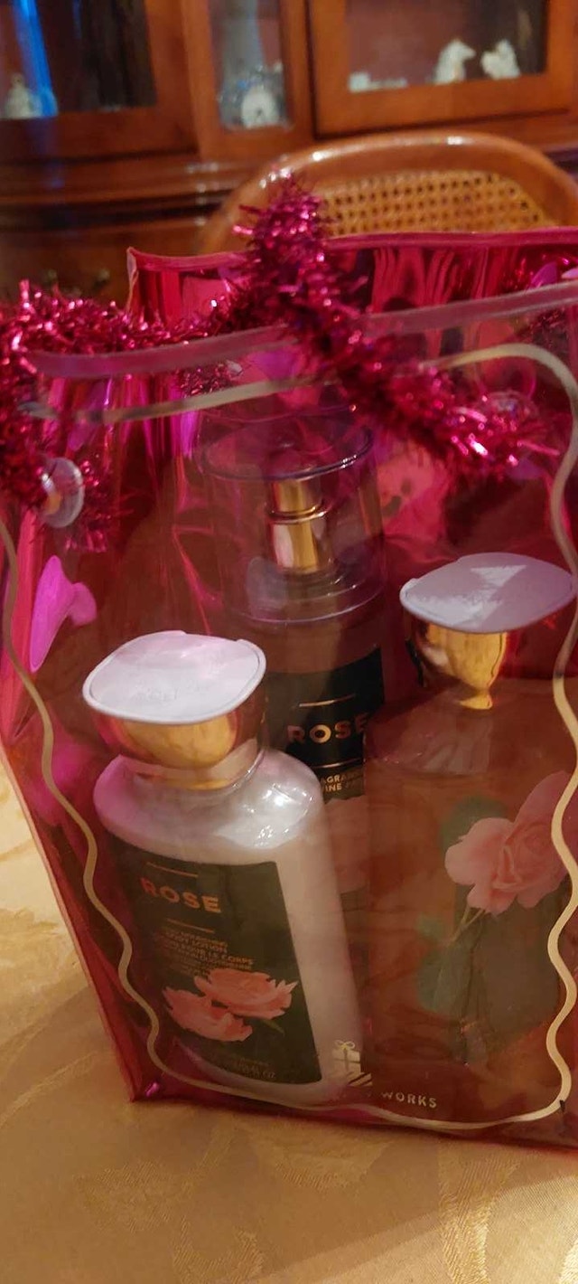 GIFT SETS Bath Lotions, Washes, Creams, Make-up Brushes - photo 2