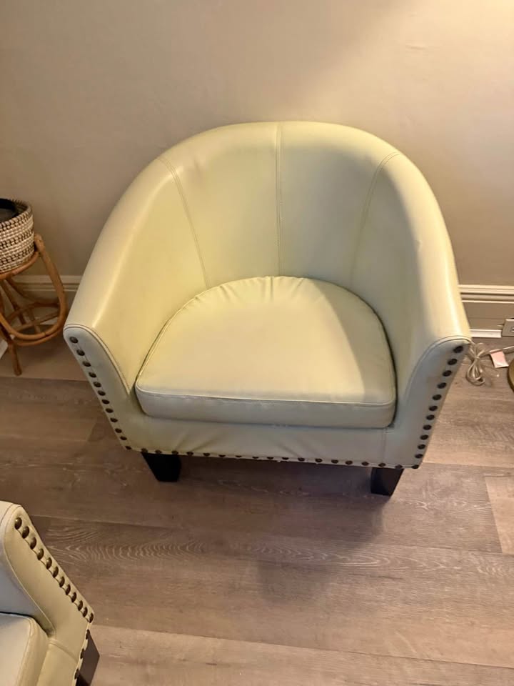 Set of 2 Accent Barrel Chairs – Cream Leather
