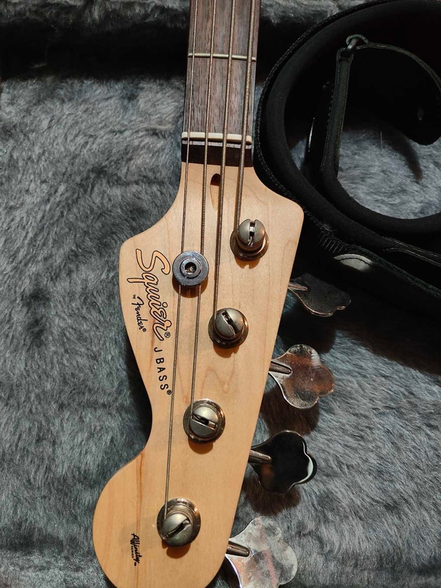 Squier by Fender Jazz Bass with Hard Case - photo 2