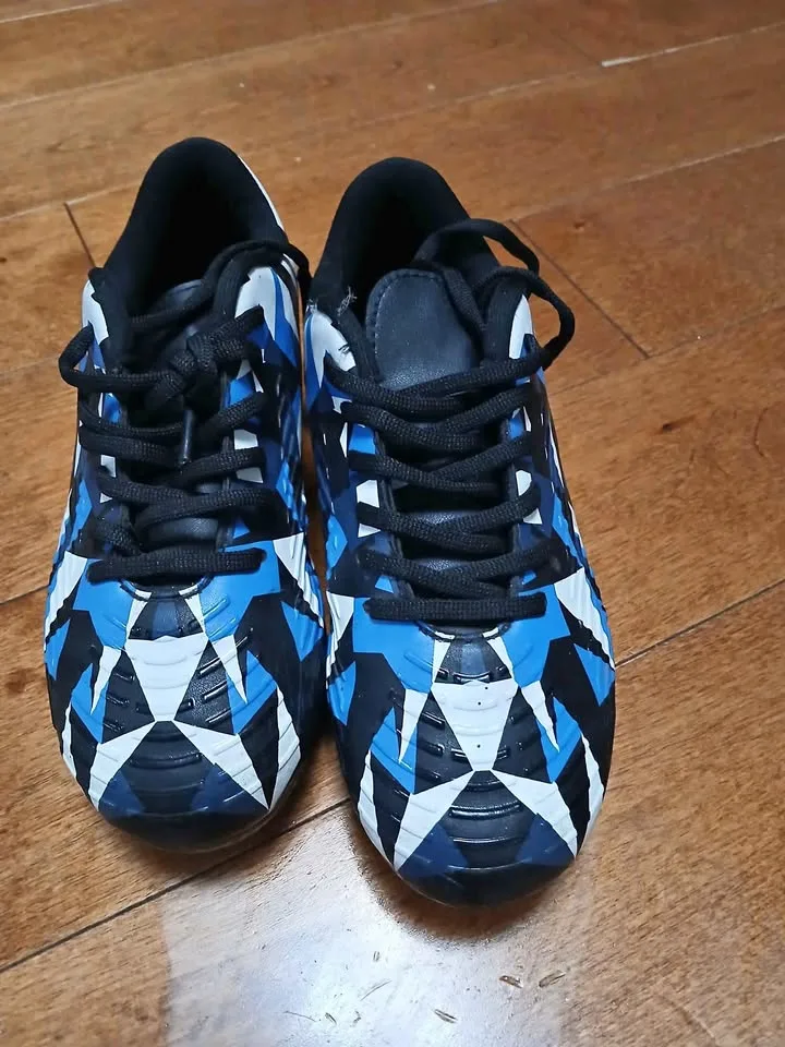 Kids soccer cleats- US size 1/2;EU 32 thumbnail