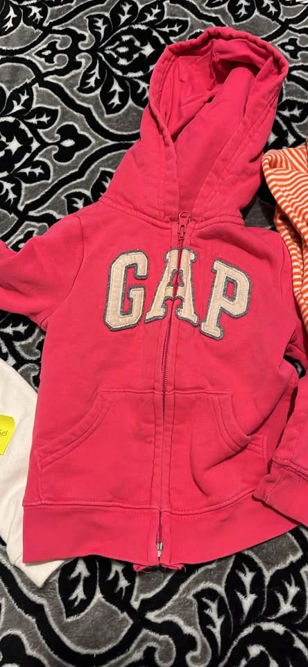 2t sweaters and pj sets lot 1 - photo 2