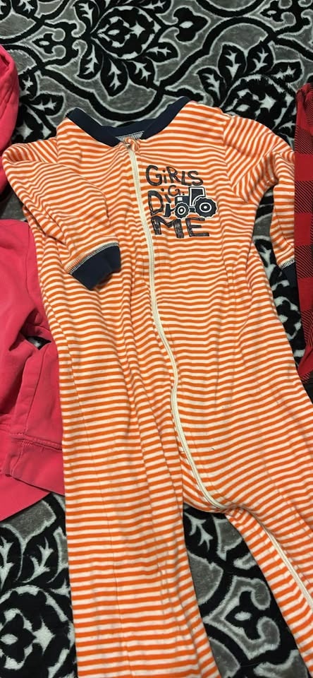 2t sweaters and pj sets lot 1 - photo 3
