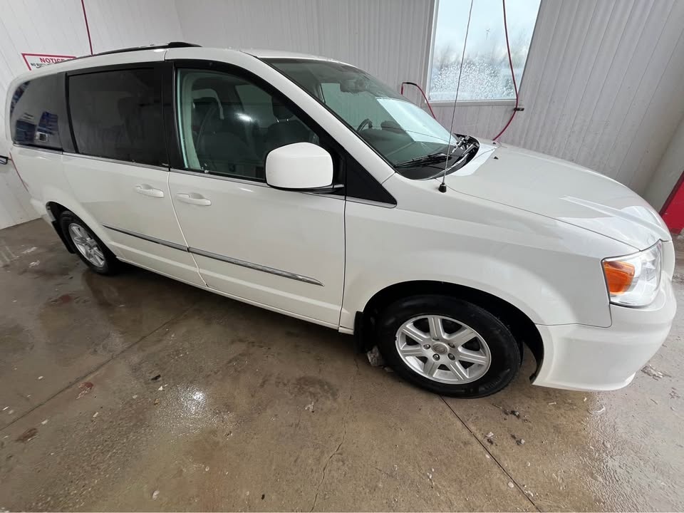 2011 Chrysler Town & Country - photo 2