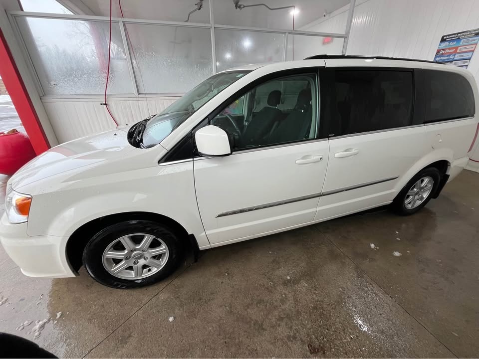 2011 Chrysler Town & Country - photo 3
