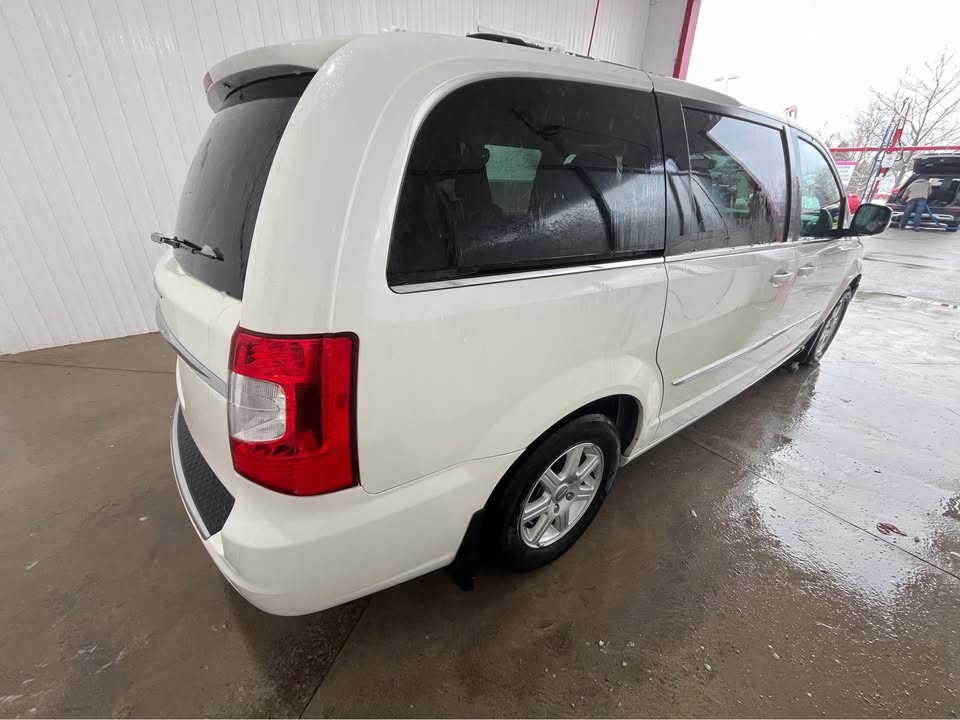 2011 Chrysler Town & Country - photo 5