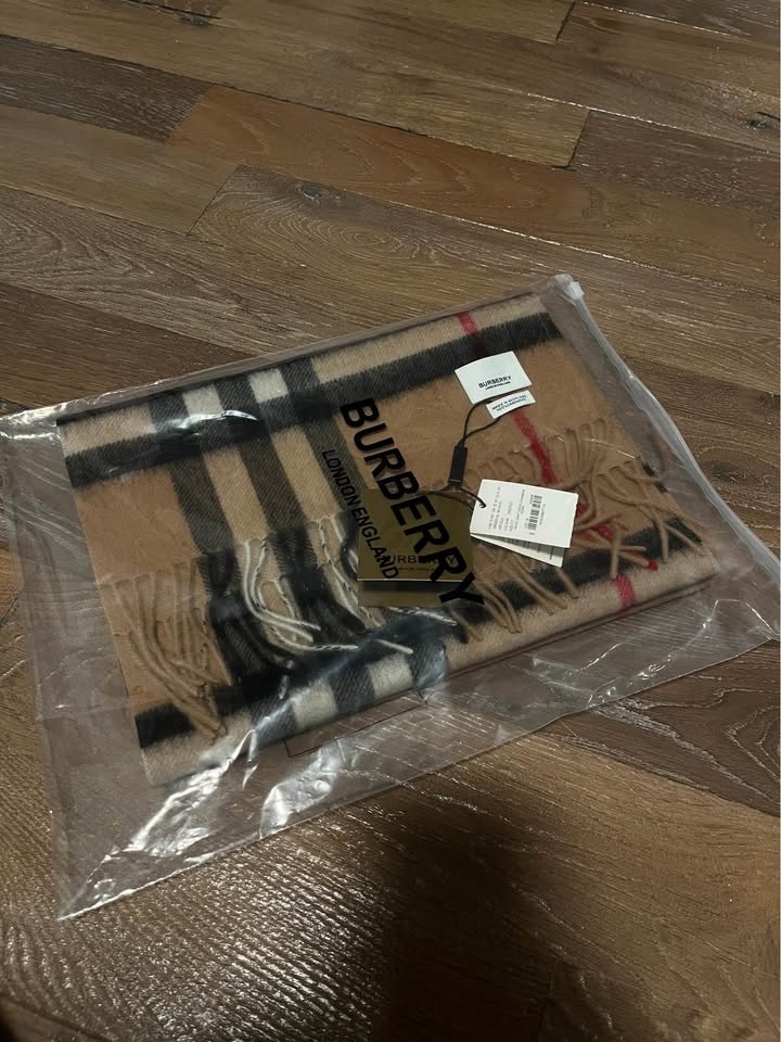 Burberry Scarf - photo 2
