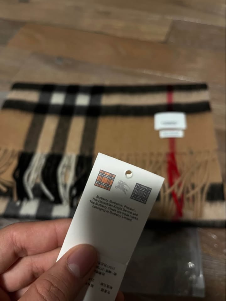 Burberry Scarf - photo 3
