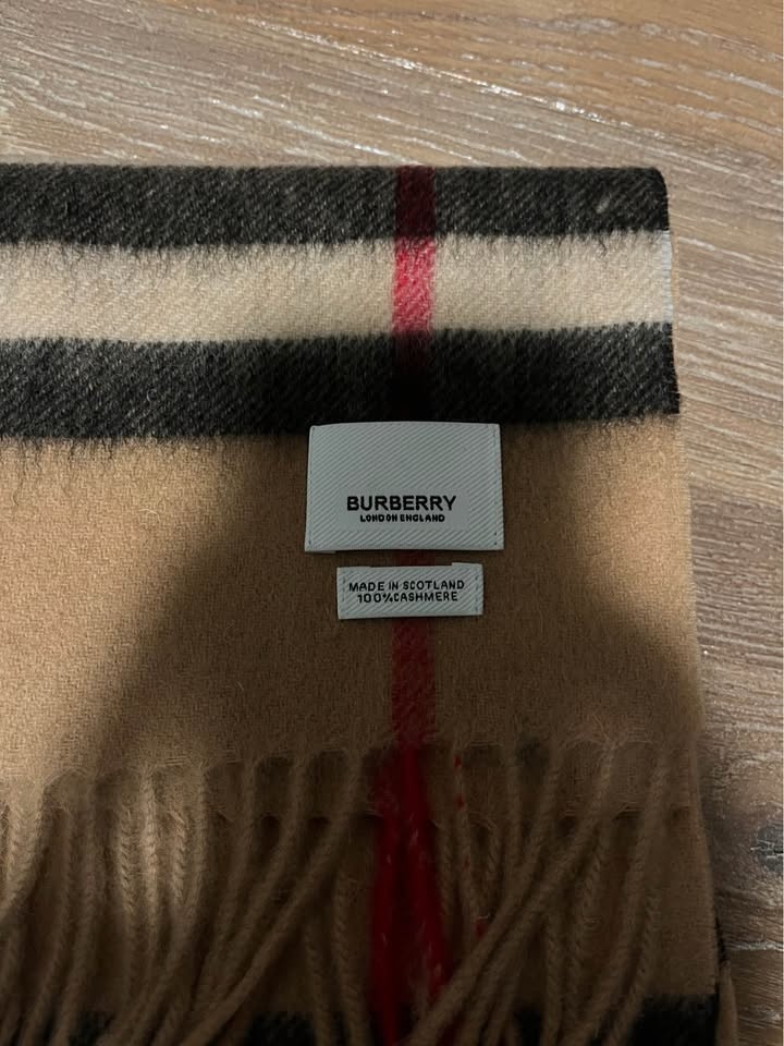 Burberry Scarf - photo 4