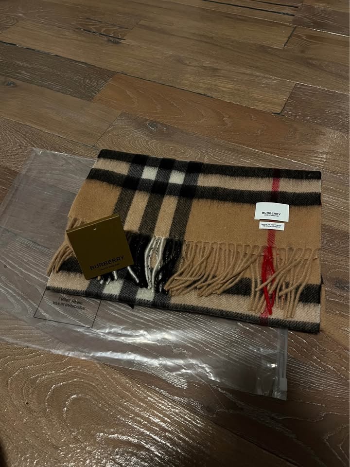 Burberry Scarf - photo 5