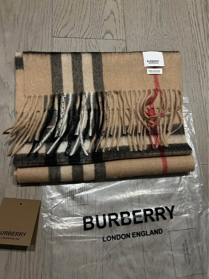 Burberry Scarf - photo 2