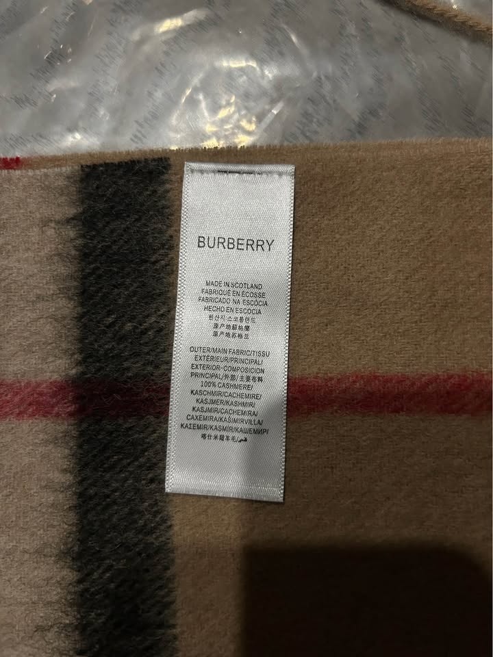 Burberry Scarf - photo 3
