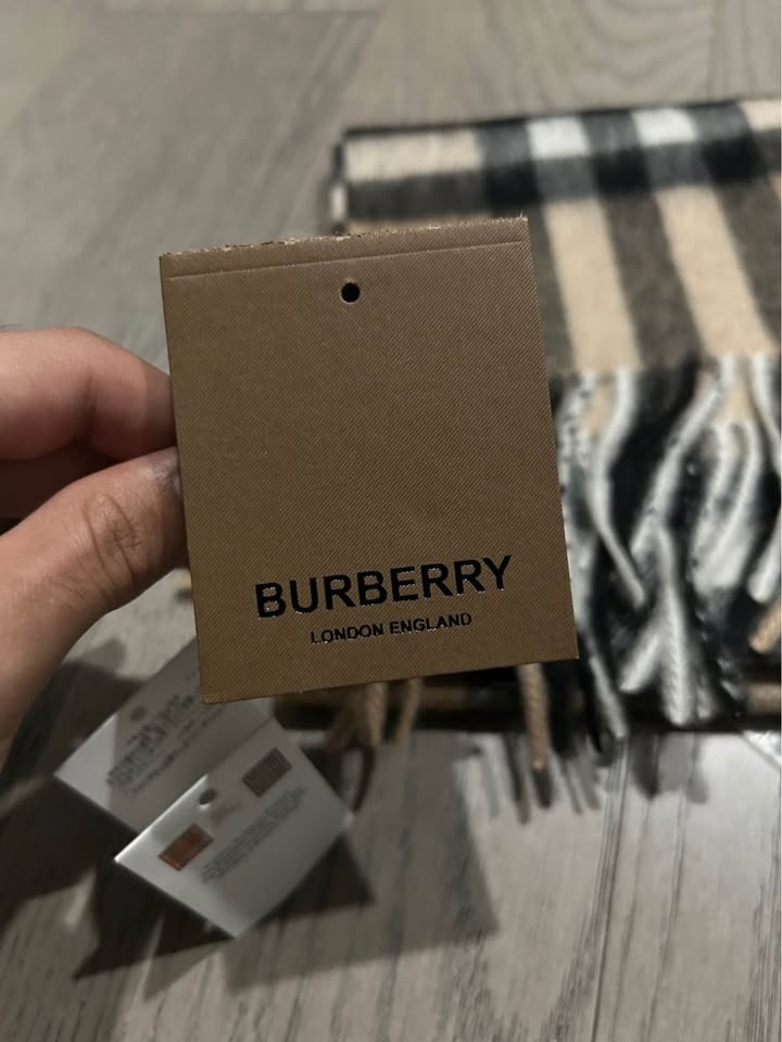 Burberry Scarf - photo 4