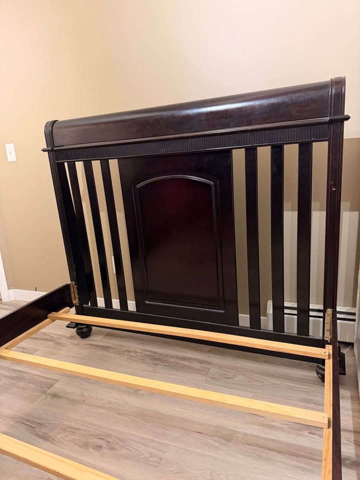 Queen size bed frame - photo 2