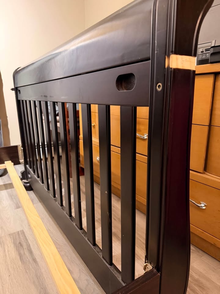 Queen size bed frame - photo 4