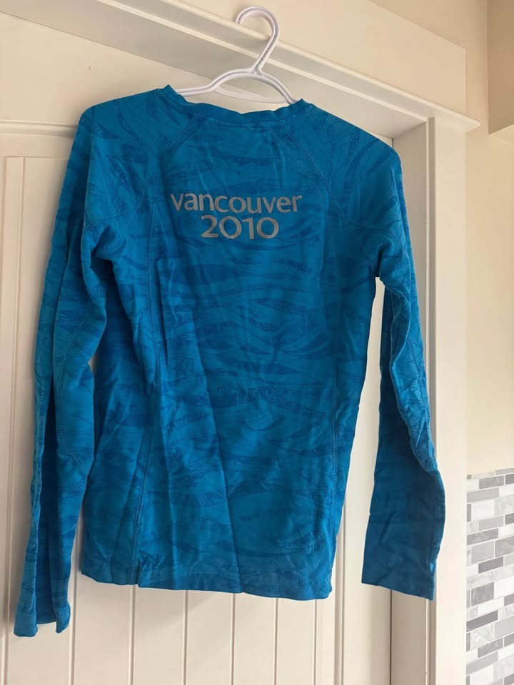 Women’s Vancouver 2010 Olympic shirt size small - photo 2