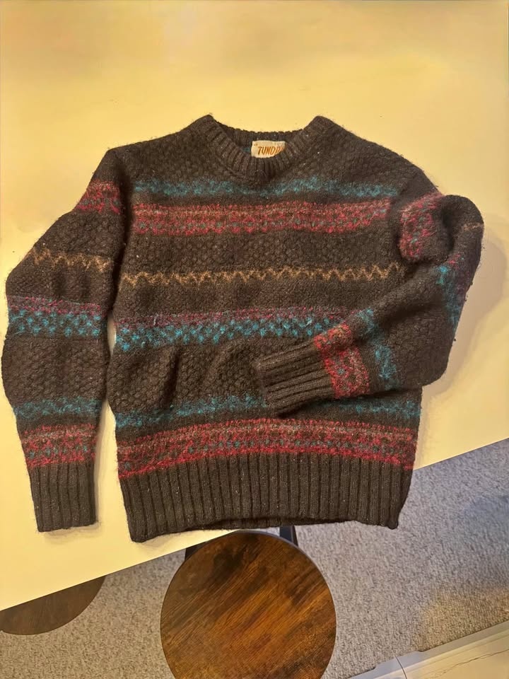 Kids vintage 1980’s Tundra Canada wool blend sweater size M