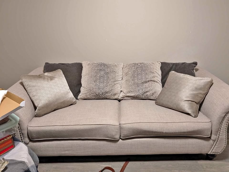 Selling formal living room set 2 couches, side table