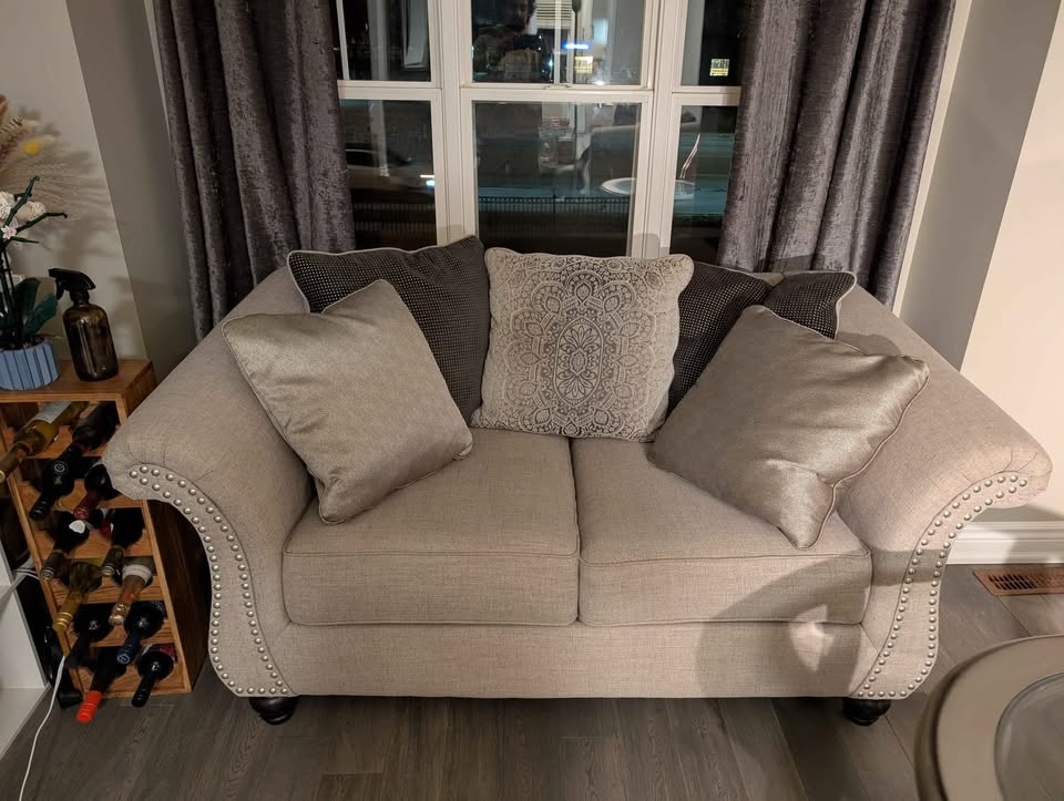 Selling formal living room set 2 couches, side table - photo 2