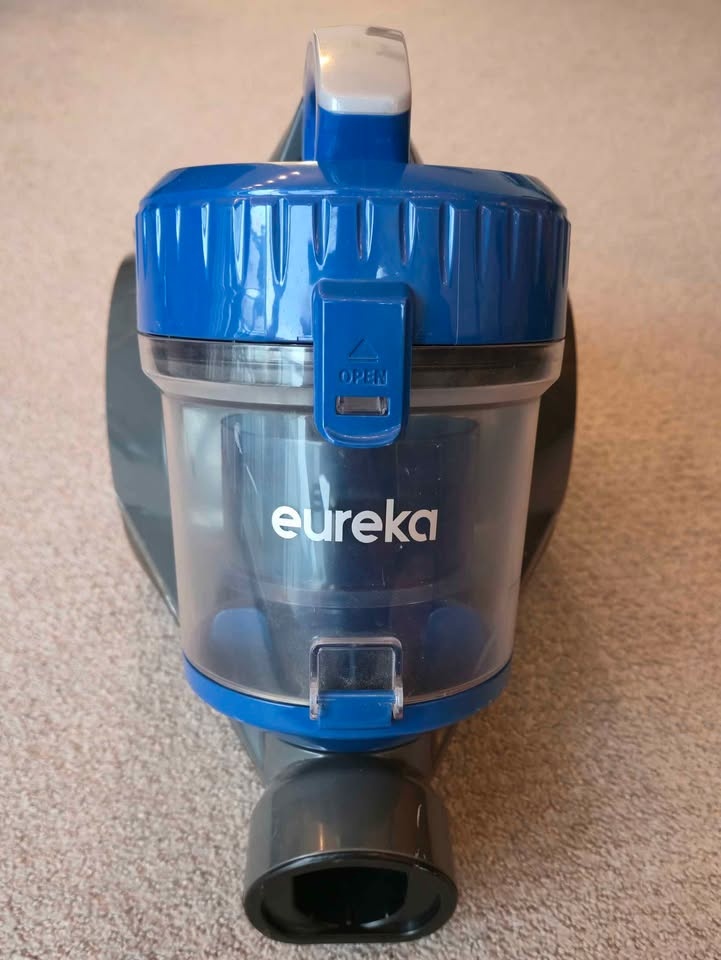 Eureka Vacuum Cleaner - photo 2