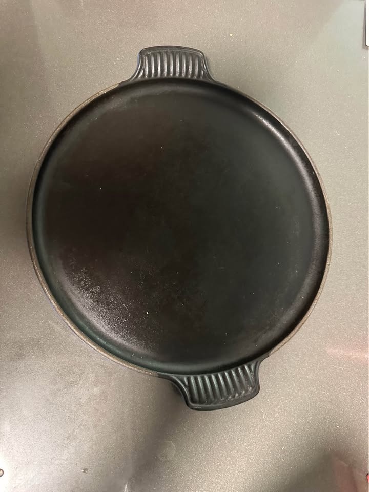 Le Creuset traditional round griddle