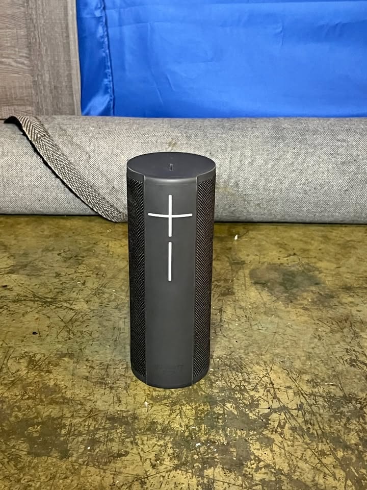 Ultimate Ears Bluetooth Speaker - FOR PARTS / REPAIR (YES, ITS S