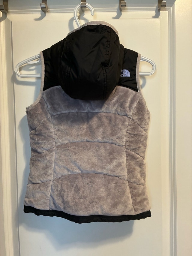 Cranston: Girl North Face reversible vest Sz S 7/8 - photo 2