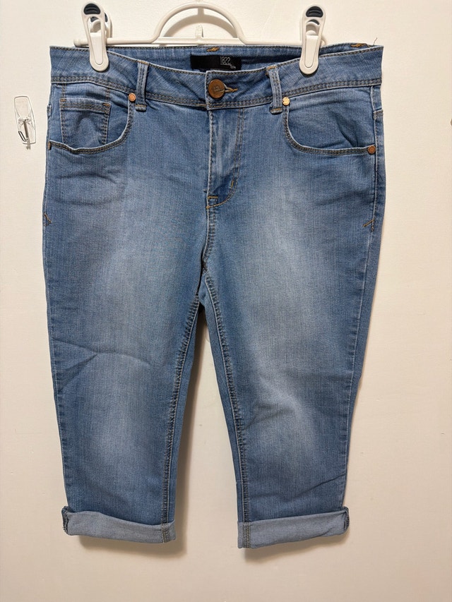 1822 Denim Capri Pants