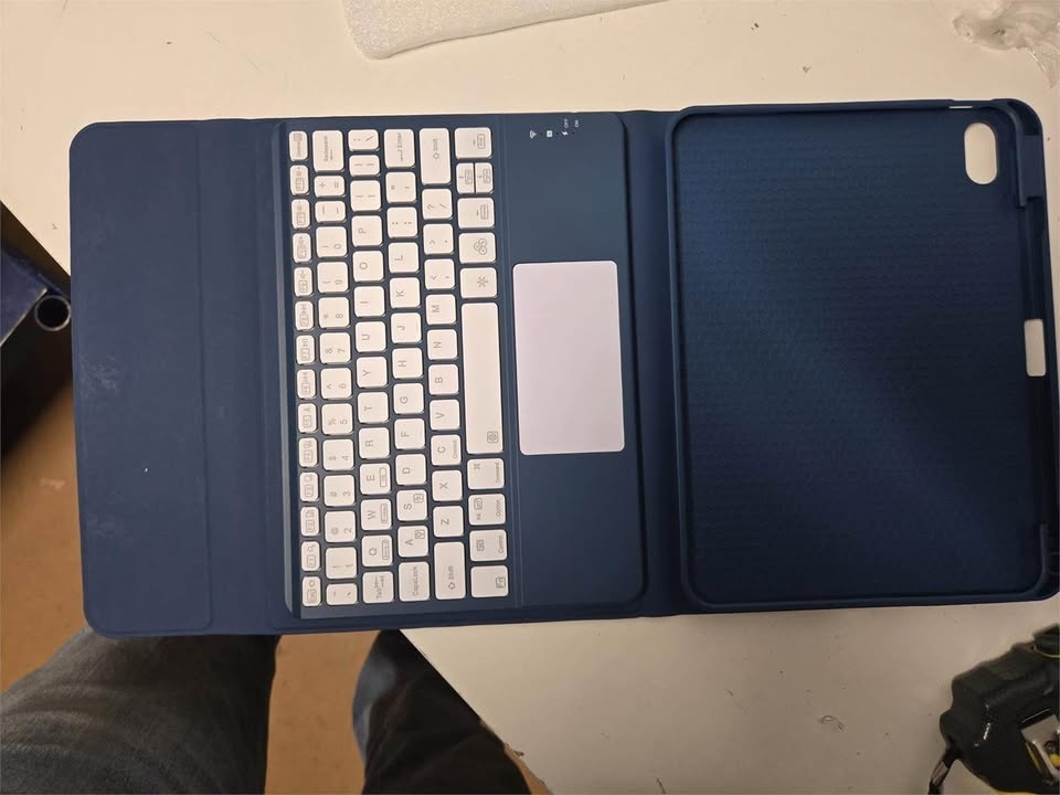 iPad 11th/10th Gen Case with Keyboard & Pencil Holder - photo 5
