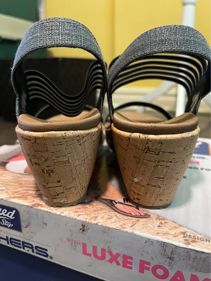 Sketchers luxe foam wedge sandals-NEW-size 10 image indicator(3)