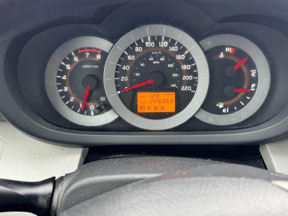 2011 Toyota RAV4 - photo 2